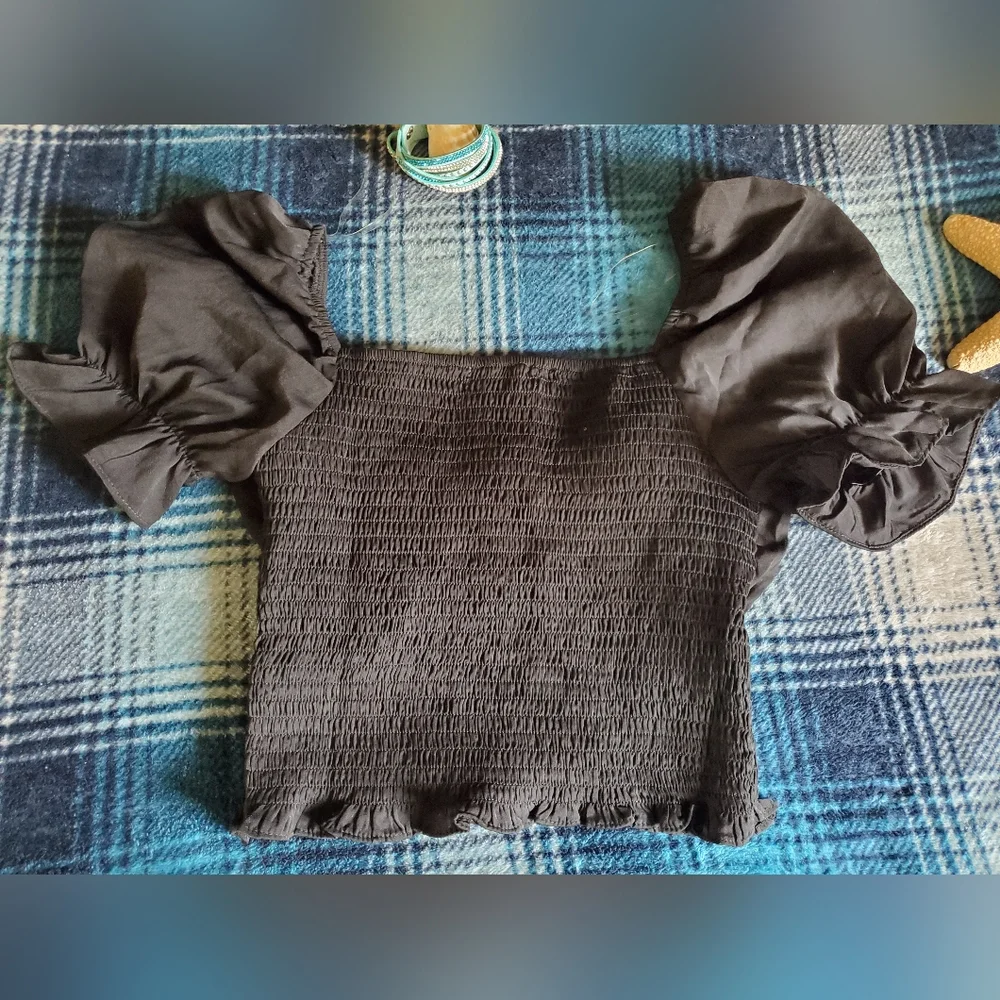 🖤🍒NWOT Cute Crop Top🍒🖤 - Picture 3 of 3